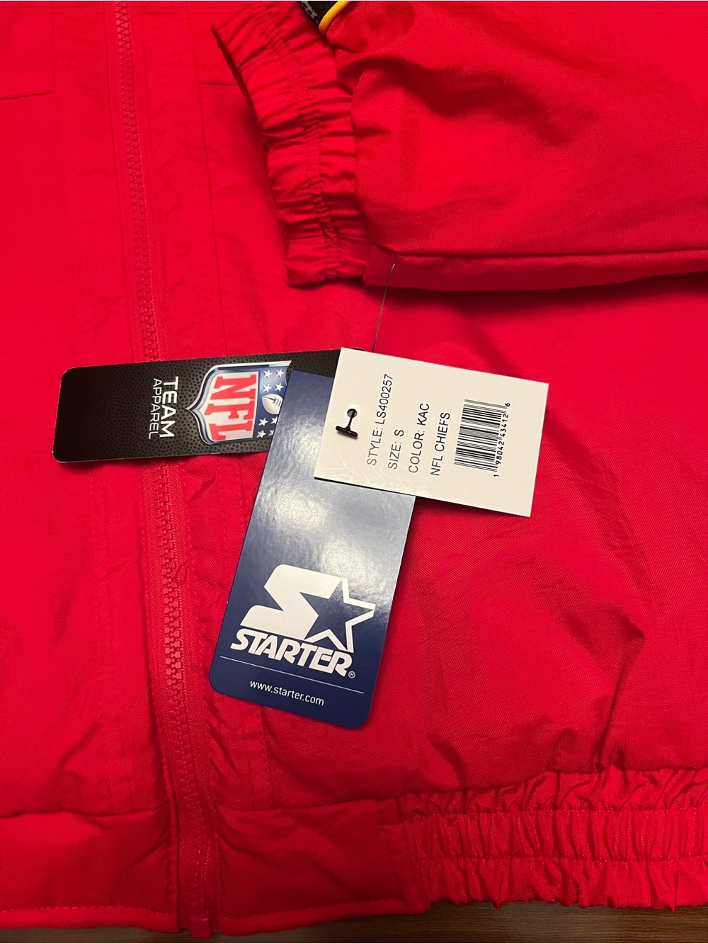 STARTER Men’s Red Kansas City Chiefs Hooded Puffer Jacket with Camo Accents - Picture 4 of 5
